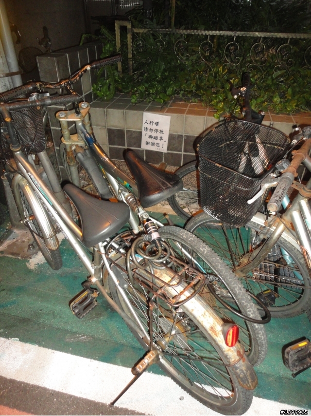 方便當隨便-騎單車代步的學生,都不太遵守道路規則跟尊重他人行的權利