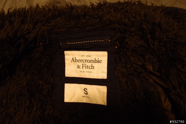 可以幫我看這件Abercrombie & Fitch 外套是不是正品