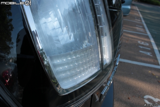 11年式mazda5尾燈起水氣