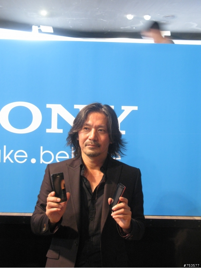 ※9/21更新Sony新機發表會體驗心得內文，含日本設計總監QA座談內容。（包括回應V前鏡頭30萬畫素問題）