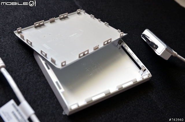 拆卸後的 Seagate Backup Plus 1TB 2.5 吋行動硬碟