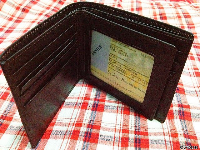 [分享] BRAUN BUFFEL 德國小金牛 短夾 125週年紀念款