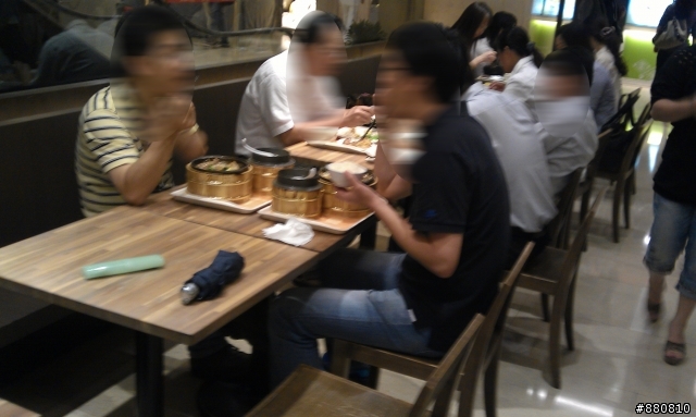 美食街先點餐，還是先佔桌位?