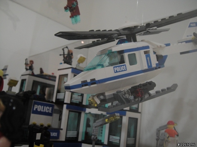 [分享] 床頭櫃上的LEGO~並請各位指點