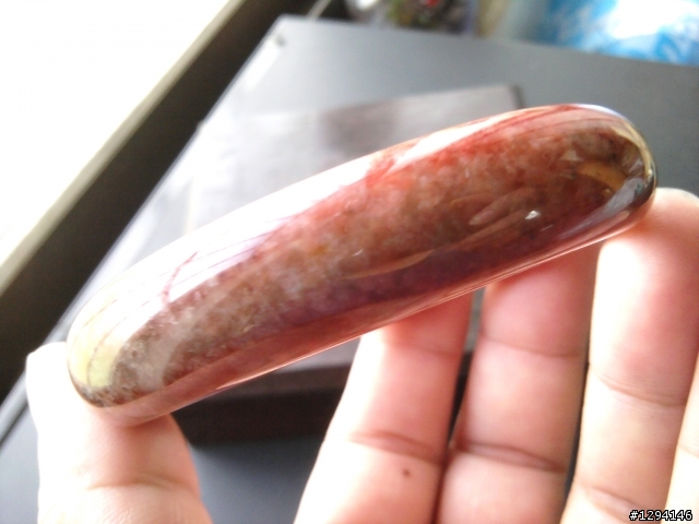 請問這個手鐲是否為硃砂石呢?