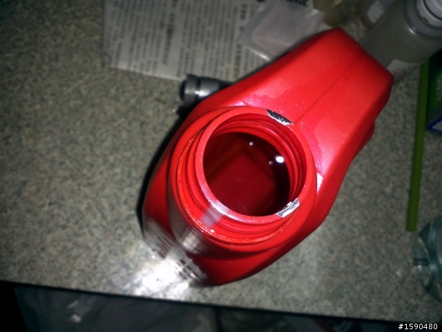 這牌子的機油瓶內是沉澱物還油泥啊?