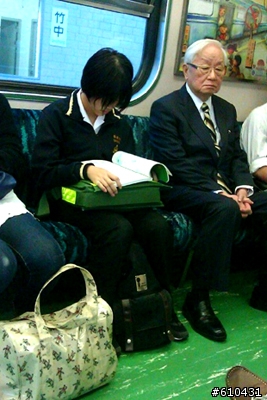 張忠謀搭電聯車上下班