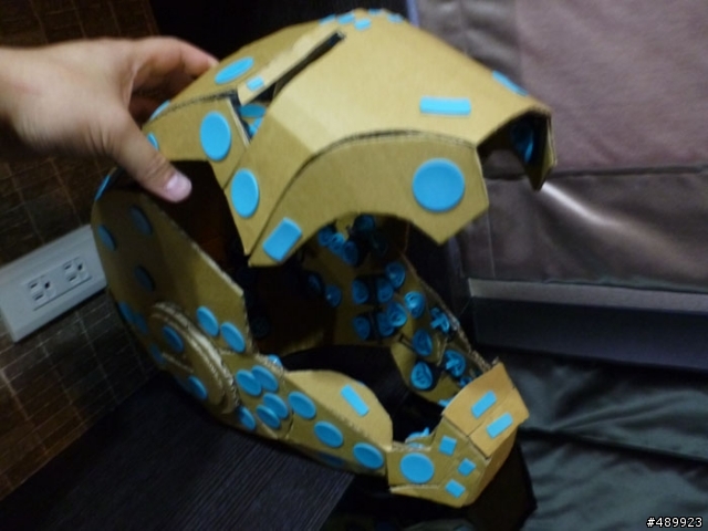 【我是聖誕老公公】可穿戴式鋼鐵人 Mark VI 頭盔製作過程分享 – 紙箱手創 DIY