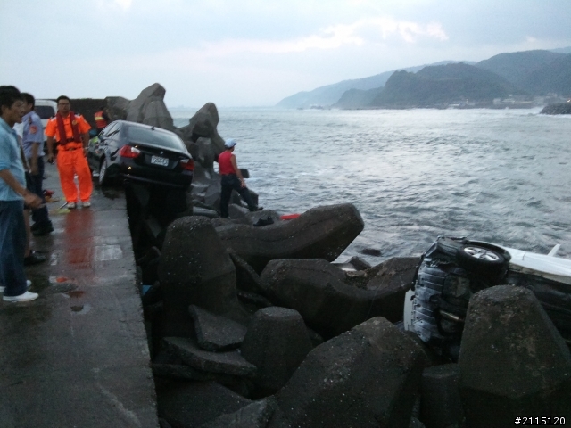 誇張!!!!   海浪能把車打成這樣