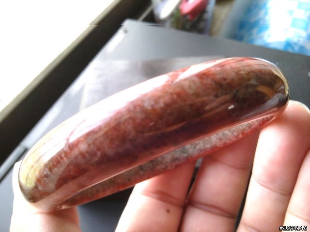 請問這個手鐲是否為硃砂石呢?