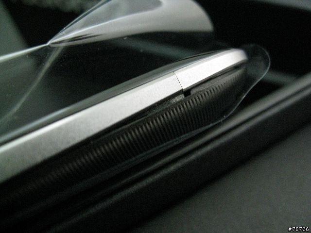 請問各位前輩_我的PADFONE2側邊這樣正常嗎?