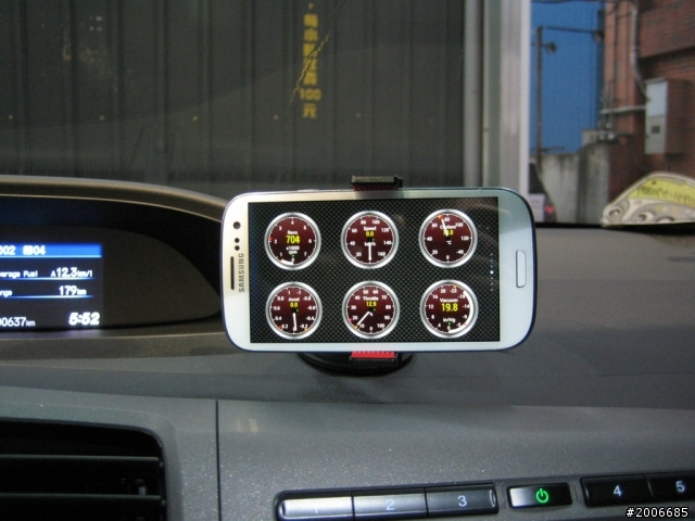 [開箱]超強吸力 中控台(內裝) 手機固定吸盤架 車架分享