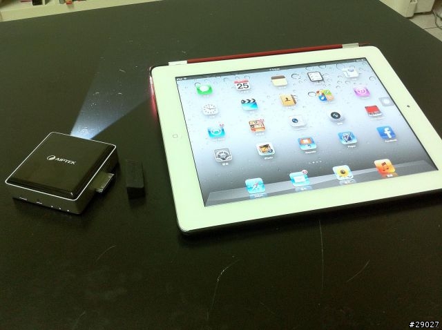 輕巧全能的 iDevices 微投影 i50D