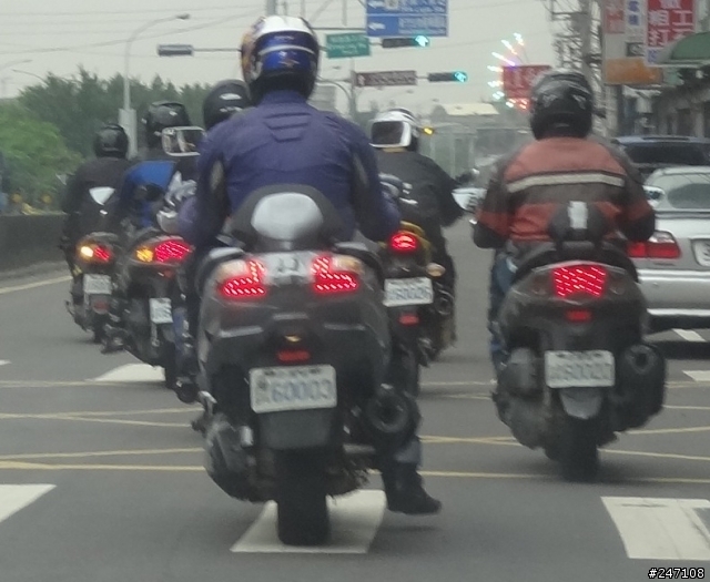 今日新竹高鐵站附近,6部機車掛試車牌..