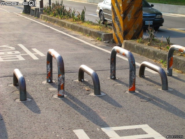 自行車道上的兩端入口會有防止機車的障礙鐵物你會怎過去