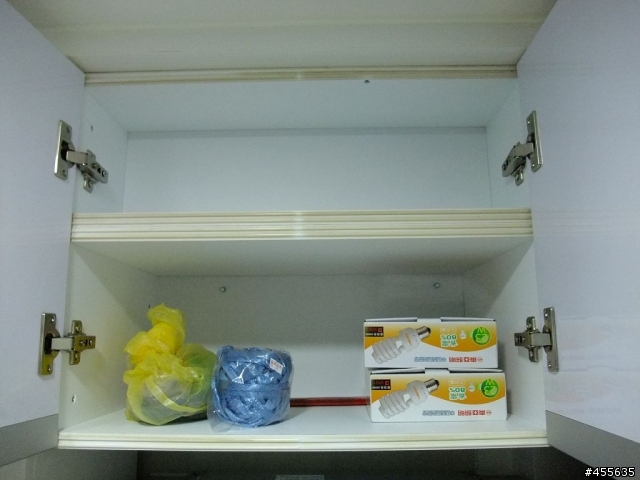 剛裝潢好的白色廚具防蟑條是黃+灰黑色的 !