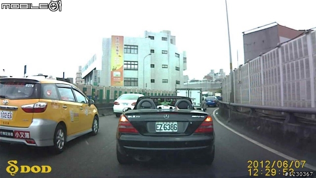 綠巨人出現在橋上