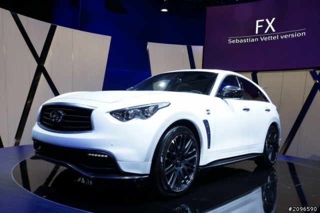 F1車手Vettel 開 INFINITI FX，那舒米、小黑和其他車手呢？