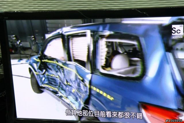 剛在Discovery Science 頻道看到Forester碰撞測試