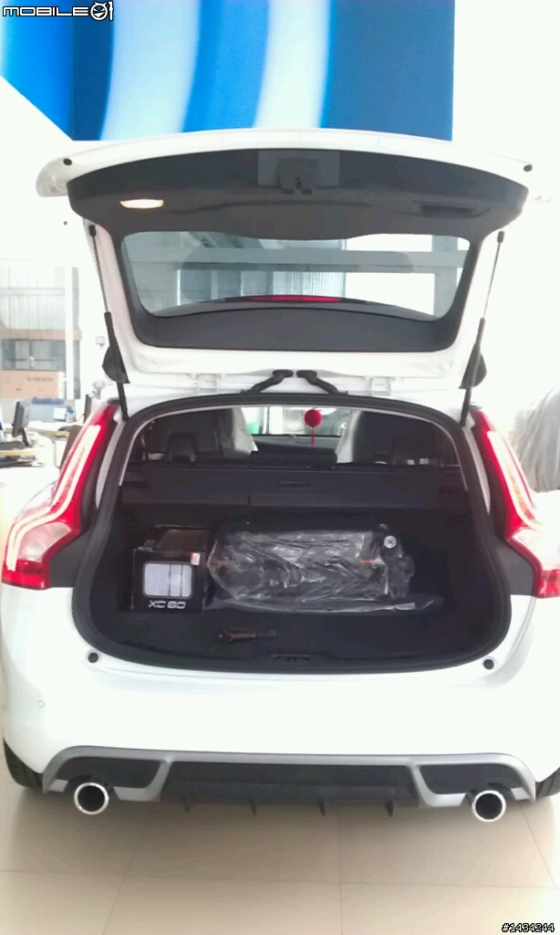 2013 VOLVO V60 T5 R-DESIGN 裸奔開箱(極地白)