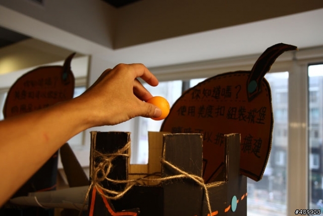 【我是聖誕老公公】萬聖節遊戲城堡裝置 – 回收素材DIY