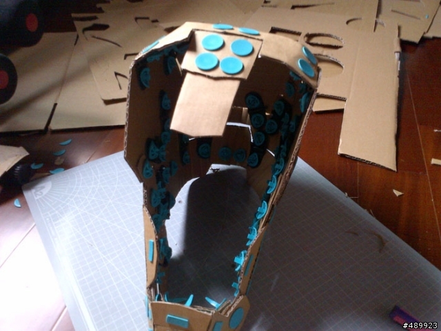 【我是聖誕老公公】可穿戴式鋼鐵人 Mark VI 頭盔製作過程分享 – 紙箱手創 DIY
