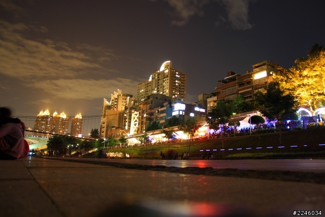 請問各位小弟拍得這樣夜景合格嗎??