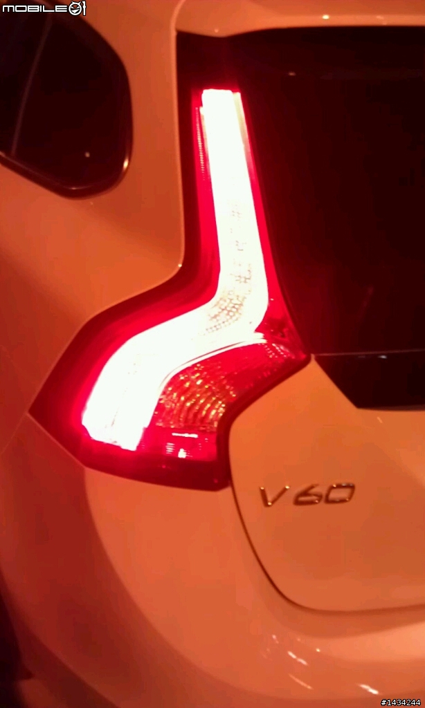 2013 VOLVO V60 T5 R-DESIGN 裸奔開箱(極地白)