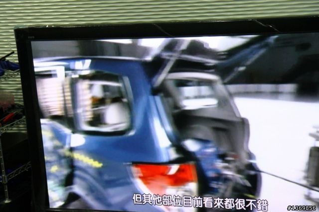 剛在Discovery Science 頻道看到Forester碰撞測試