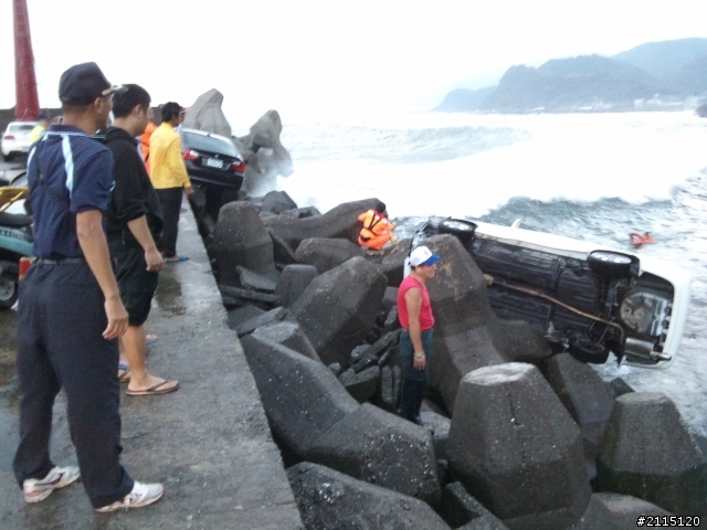 誇張!!!!   海浪能把車打成這樣