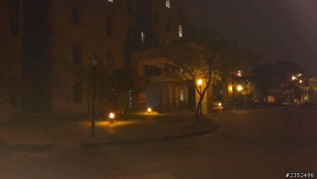 HTC one X  晚上拍夜景時會出現亮點為什麼 ,在鏡頭中就可以看到亮點.用紅筆圈起來