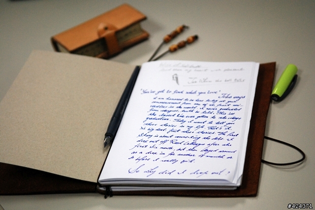 DIY仿 Midori traveler's notebook.  (既然買不起，就自己做一本。)