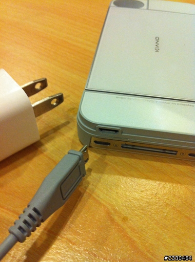 ((分享)) 讓iphone也變黑莓機~新奇的過期玩具>>inature 藍牙鍵盤保護殼