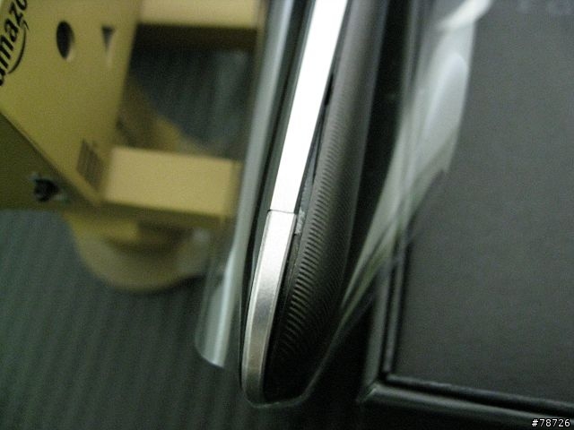 請問各位前輩_我的PADFONE2側邊這樣正常嗎?