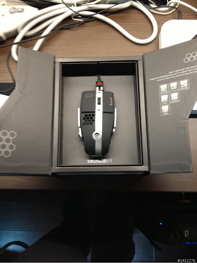 [簡單開箱] Tt eSPORTS Level 10M 滑鼠