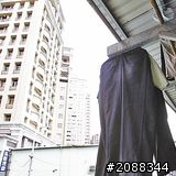 慘 台北籠民 v.s 爽 小資OL
