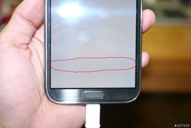 [更新圖片]Note2螢幕有一條線？請問這是正常的嗎?