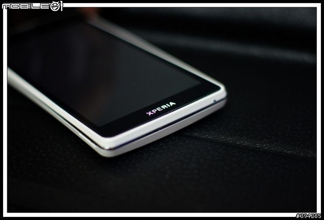 慢很多的白色Xperia TX開箱照搭紅色Mercury手機套