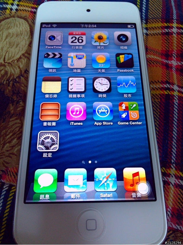 64g 新玩具 ipod touch 5 (銀白) 12790超划算