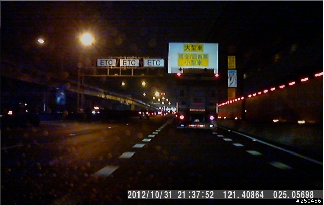 [更新]提醒國一北上經泰山收費站用路人,分隔島內側全部為ETC車道(請依照收費車道標示行走)