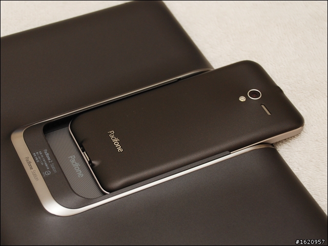 [分享] Padfone 2開箱+操作影片2枚…