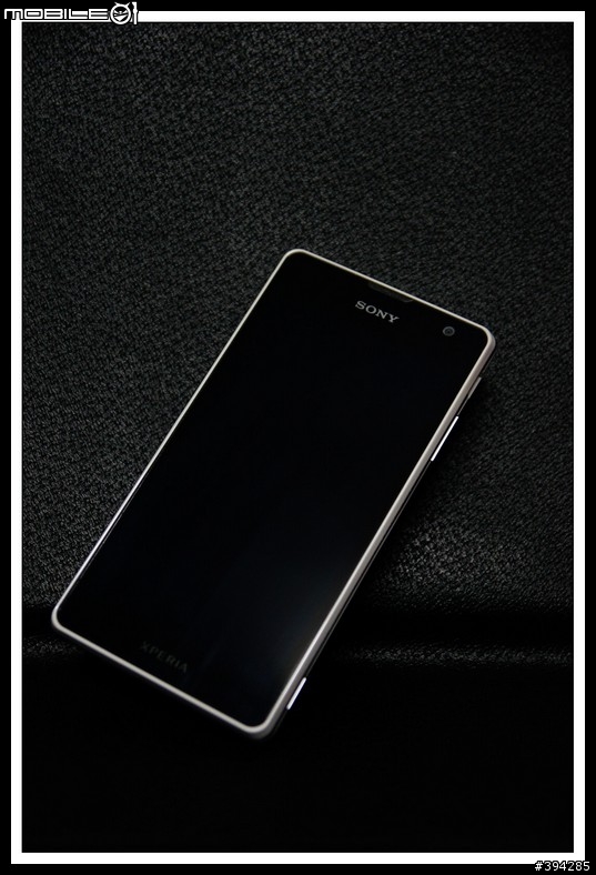 慢很多的白色Xperia TX開箱照搭紅色Mercury手機套