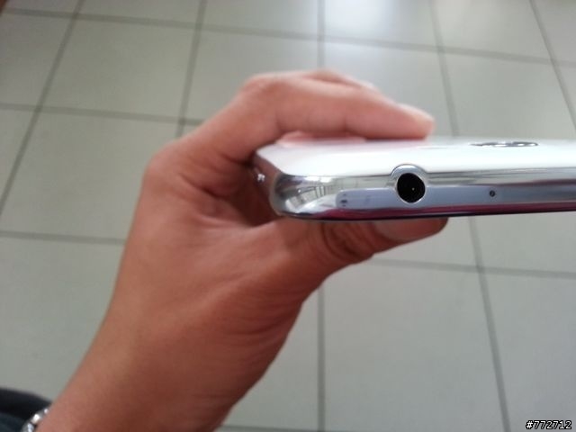 請幫忙看一下我的note2背蓋緊密度這樣是否正常?