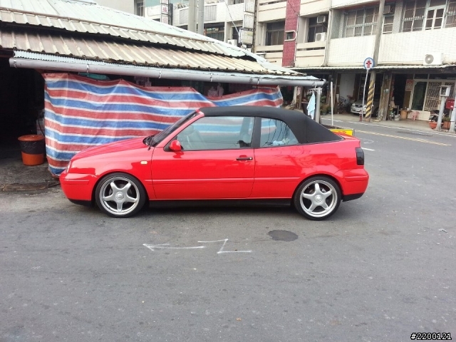 請各位大大告知一下這台車的訊息，買的話有人要割愛嗎?價位多少?