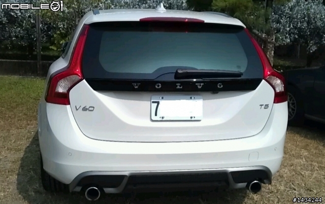 2013 VOLVO V60 T5 R-DESIGN 裸奔開箱(極地白)