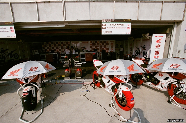 帶底片機去賽車場 -- 非常滿意！(圖多，別用手機看)