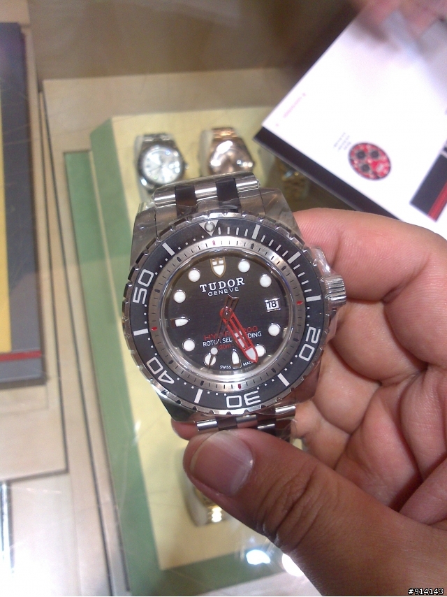 請問這款TUDOR J290098潛水錶有人買嗎? 推薦嗎？