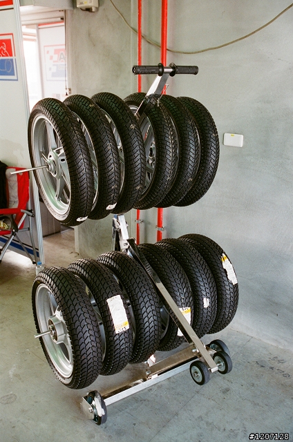 帶底片機去賽車場 -- 非常滿意！(圖多，別用手機看)