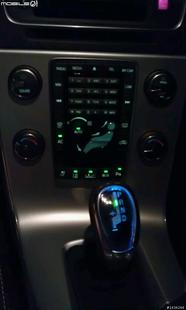 2013 VOLVO V60 T5 R-DESIGN 裸奔開箱(極地白)