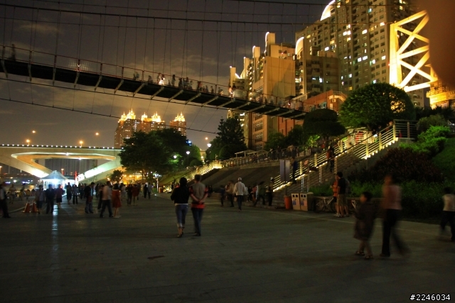 請問各位小弟拍得這樣夜景合格嗎??